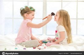 Jangan Biarkan Anak Pakai Make Up Terlalu Dini