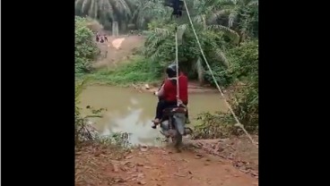 Heboh Video Pejuang NOA Lintasi Sungai Pakai Flying Fox