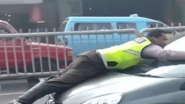 Penuturan Polisi Viral 'Nemplok' di Kap Mobil