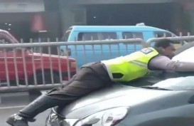 Penuturan Polisi Viral 'Nemplok' di Kap Mobil