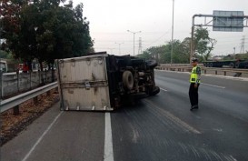 Truk Boks B 9879 XT Terguling, Taksi Blue Bird Tabrak Pembatas Jalan Jembatan Layang Senen