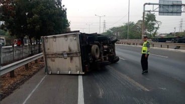 Truk Boks B 9879 XT Terguling, Taksi Blue Bird Tabrak Pembatas Jalan Jembatan Layang Senen