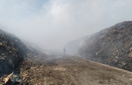 Makassar Diselimuti Kabut Asap Kebakaran TPA Antang