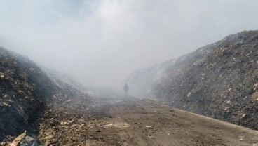 Makassar Diselimuti Kabut Asap Kebakaran TPA Antang