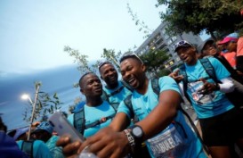 Unik, Peserta Maraton di Cape Town Wajib Gendong Pohon