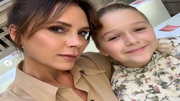 Kecantikan Harper Beckham Curi Perhatian di London Fashion Show