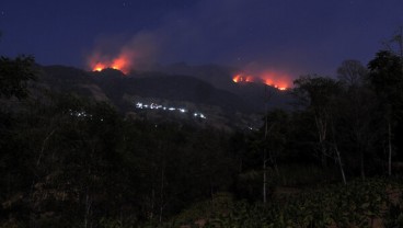 Api di Merbabu Kembali Muncul, Jateng Siapkan 'Water Bombing'