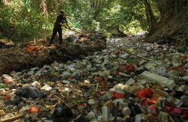Bupati Bogor Minta Pemprov DKI Bersihkan Sampah di Kalibaru, Anies Siap Bantu
