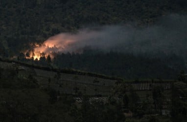 Pemadaman Kebakaran Gunung Slamet Tunggu Water Bombing