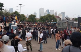 Demo Mahasiswa, Massa Tandingan Ikut Sambangi Gedung DPR