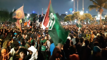 Pukul 19.30 WIB, Demonstrasi di Depan Gedung DPR Memanas