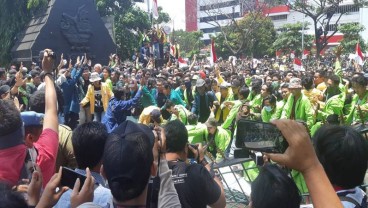 Demo Tolak RKUHP: Mahasiswa di Semarang Paksa Masuk ke Kantor Gubernur Ganjar