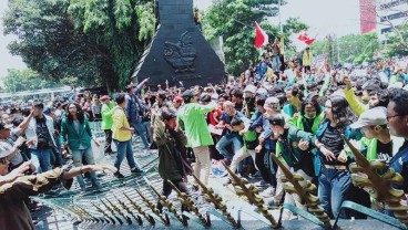 Mahasiswa Jebol Gerbang Kantor Gubernur Jawa Tengah