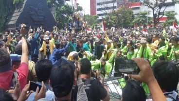 Mahasiswa Jebol Pagar Kantor Gubernur Jateng