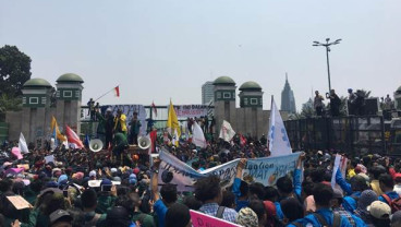 Mahasiswa Terobos Kawat Berduri, Aparat Berjaga di Dalam dan Luar Kompleks DPR