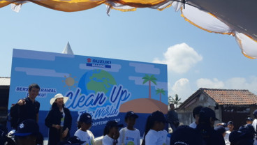 Suzuki Indomobil Sales (SIS) Ajak Siswa SD Bersih-Bersih Pantai Kusamba