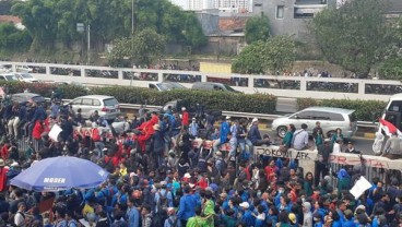 Mahasiswa Terobos Jalan Tol Dalam Kota Depan Gedung DPR RI, Lalin Macet Total