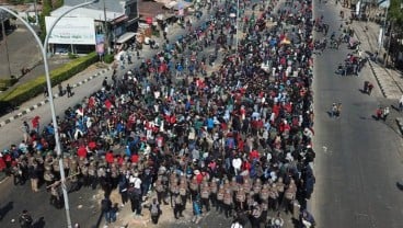 Ribuan Mahasiswa Makassar Duduki Flyover dan Gedung DPRD Sulsel 