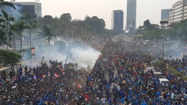 Mahasiswa Berusaha Membobol DPR, Polisi Tembakkan Water Canon