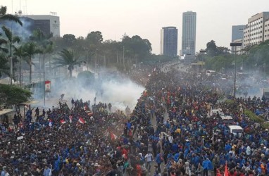 Tiupan Angin Belokkan Gas Air Mata Berbalik ke Arah Gedung DPR