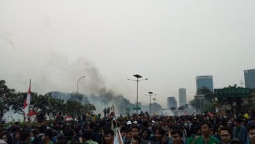 Gas Air Mata Tandai Pecahnya Aksi Massa di Depan Gedung DPR/MPR 