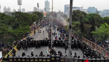 KUMPULAN FOTO: Kericuhan Pecah Saat Senja Mulai Beranjak