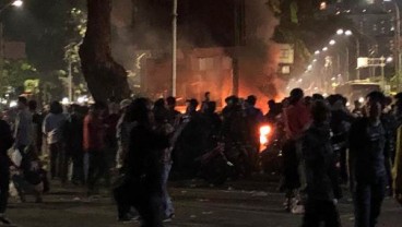 Pos Polisi Terbakar, Ada Kelompok Bertopi Khas di Tengah Massa