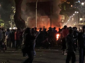 Pos Polisi Terbakar, Ada Kelompok Bertopi Khas di Tengah Massa