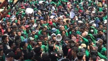 Polisi Tembakkan Gas Air Mata untuk Bubarkan Aksi Mahasiswa di DPRD Sulut