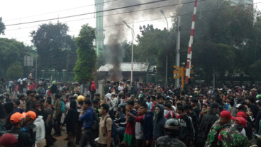 Terjebak Demonstrasi, Penumpang TransJakarta Protes ke Demonstran