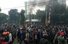 Terjebak Demonstrasi, Penumpang TransJakarta Protes ke Demonstran