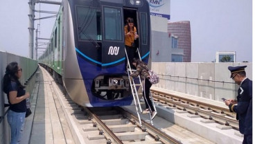 Penumpang MRT di Stasiun Fatmawati Dievakuasi