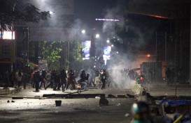 Massa Unjuk Rasa Bentrok dengan Aparat di Depan Kantor DPRD Sulsel