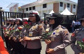 Polwan Bawa Bunga Mawar Merah Jaga Demo Mahasiswa di Semarang 