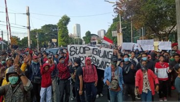 Demonstran di Palmerah Mulai Lempari Polisi dengan Botol Air Mineral