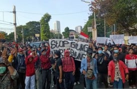 Demonstran di Palmerah Mulai Lempari Polisi dengan Botol Air Mineral