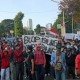 Demonstran di Palmerah Mulai Lempari Polisi dengan Botol Air Mineral
