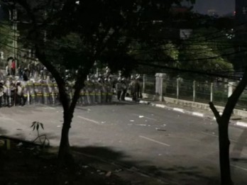 Demo Berujung Ricuh, Dentuman Demi Dentuman Menerjang Slipi