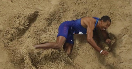 Christan Taylor saat tampil di nomor lompat jangkit di Kejuaraan Dunia Atletik di Doha, Qatar./Reuters-Fabrizio Bensch