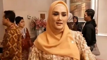 Pelantikan Anggota DPR, Mulan Jameela Kenakan Baju Bodo Rancangan Didiet Maulana