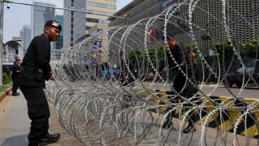 Unjuk Rasa Buruh, Polisi Pasang Barikade Kawat Berduri di Depan Istana