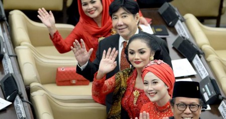 Anggota Dewan Perwakilan Rakyat (DPR) periode 2019-2024 Puti Guntur Soekarno (kiri), Guruh Soekarnoputra (kedua kiri), Krisdayanti (ketiga kanan) melambaikan tangan usai pelantikan di Ruang Rapat Paripurna, Kompleks Parlemen, Senayan, Jakarta, Selasa (1/10/2019)./ ANTARA-M Risyal Hidayat