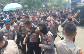 Demo Buruh Bubar, Puluhan Aparat Joget Gembira