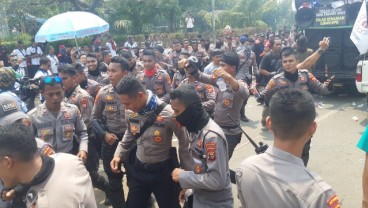 Demo Buruh Bubar, Puluhan Aparat Joget Gembira