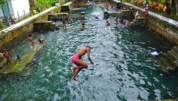 Luberan Lumpur Memenuhi Pemandian Air Panas Hatuasa