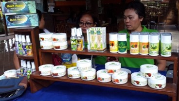 Pak Oles Kembangkan Produk Teh Herbal Daun Jati