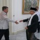 Sarung Ma'ruf Amin dan Batik Jusuf Kalla