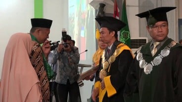 Meninggal Jelang Lulus, Wisuda Mahasiswa IAIN Surakarta ini Digantikan Ayah dan Ibunya