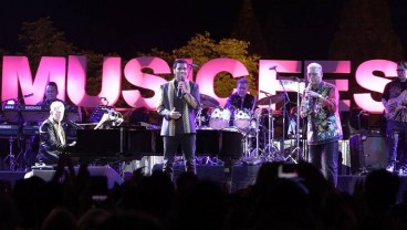 Kolaborasi David Foster dan Dirut Bank Jateng di Batik Music Festival 2019   