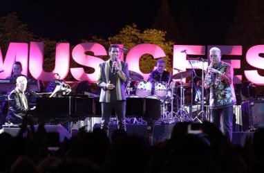 Kolaborasi David Foster dan Dirut Bank Jateng di Batik Music Festival 2019   